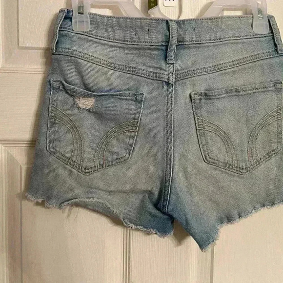 Size 3 Hollister jean shorts-w26 - Picture 2 of 2
